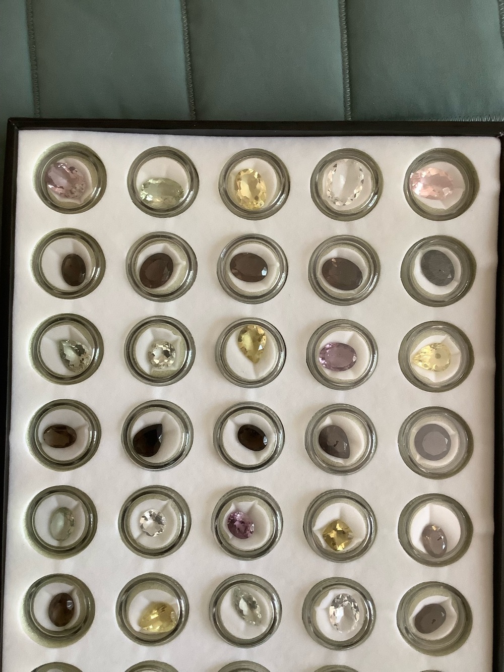 Large collection of 79 encased gemstones plus a bag of 13 jade stones. - Picture 3 of 7